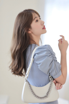 孤零飘落燕